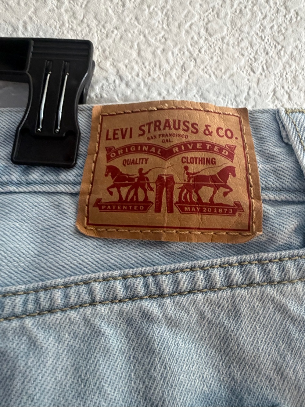 Levi’s Low Pro Straight Leg Light Wash Denim Jeans Size 30 Ripped Knees 30x30 - Picture 4 of 13